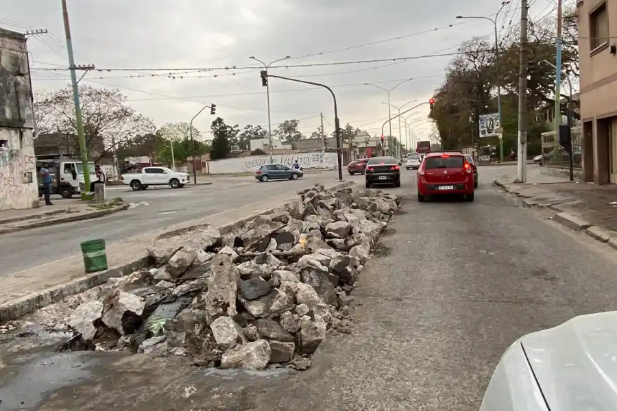 El bache de Muñecas y Sarmiento genera riesgos a transeúntes y conductores