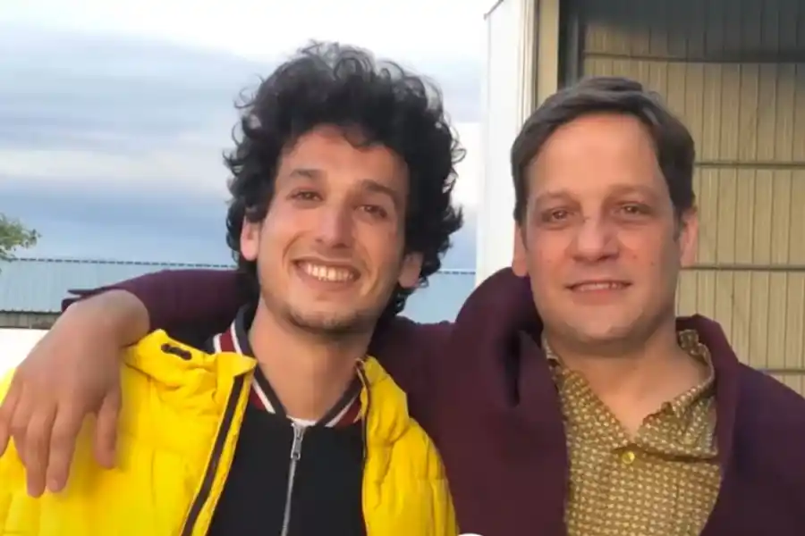 Juan Melnik y Rodrigo de la Serna, en una pausa de la filmación.