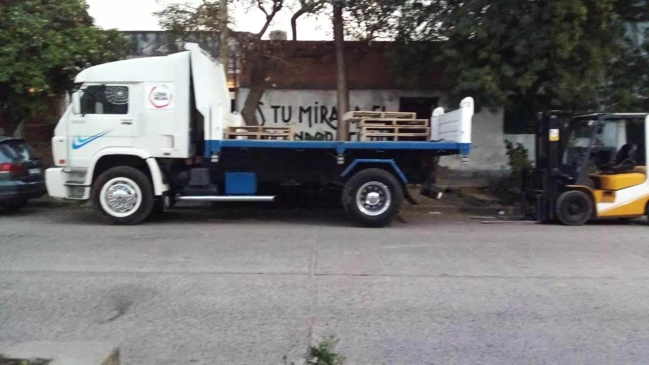 Camiones estacionados en San Martin al 2.050. Foto LG Whatsapp