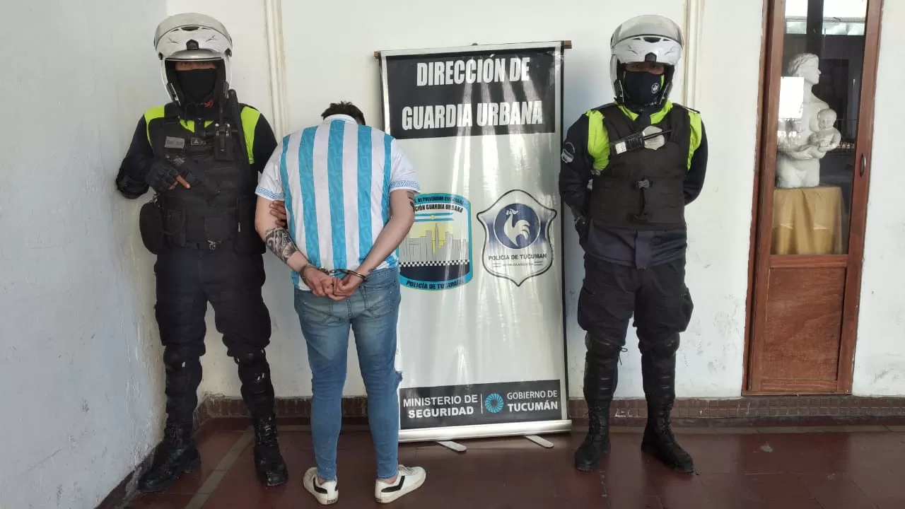 Un motociclista acuchilló al joven conductor de un auto