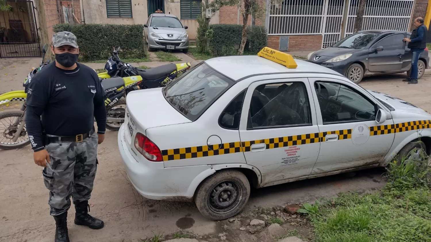RECUPERADO. Un agente custodia el taxi robado, luego del operativo. Foto: Ministerio de Seguridad