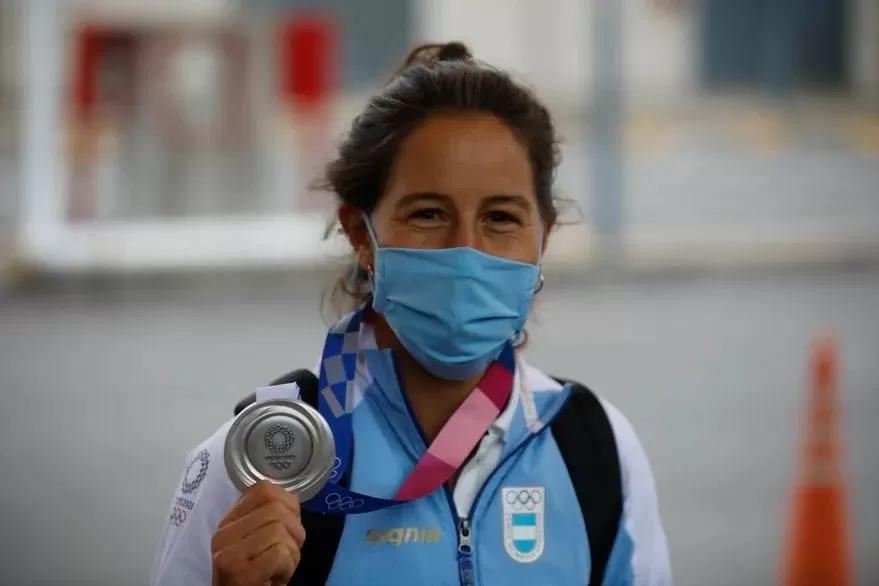 TRAS LOS JJOO. Sofía Maccari, luego de obtener su medalla de plata en Tokio. Esta semana se la robaron en Buenos Aires. Foto de Twitter
