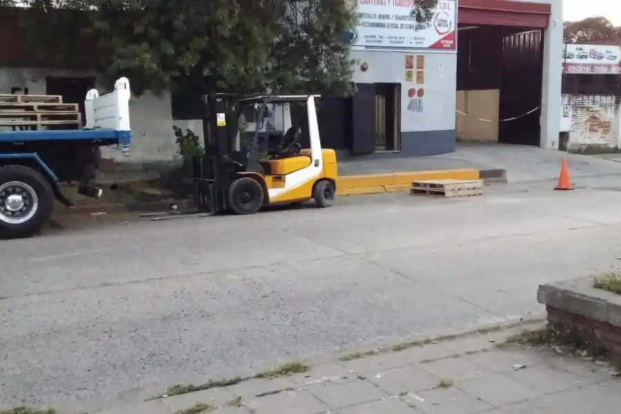 Camiones estacionados en San Martin al 2.050. Foto LG Whatsapp