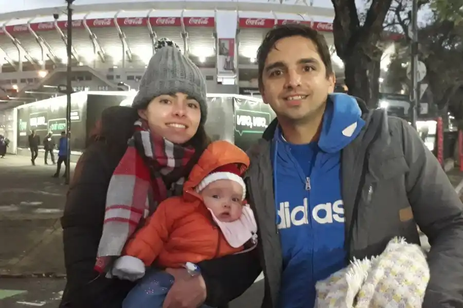 PRESENTES. La pasión por el regreso de la Selección, y del público, al Monumental.