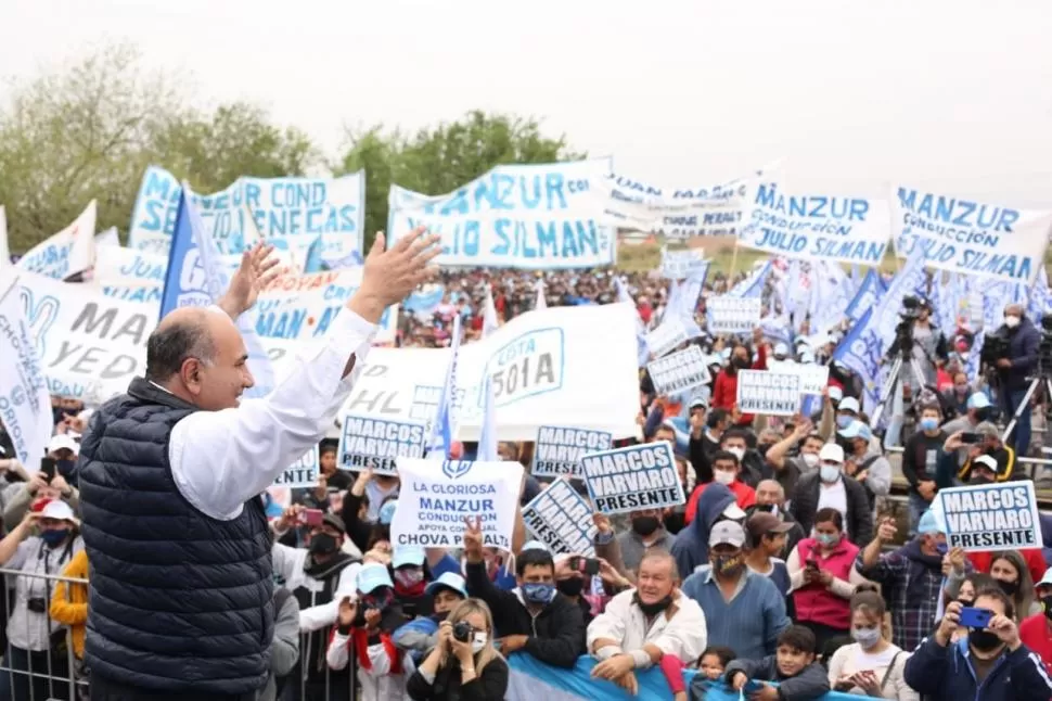 EN UN PREDIO TEXTIL. El gobernador encabeza un acto en Alderetes.  
