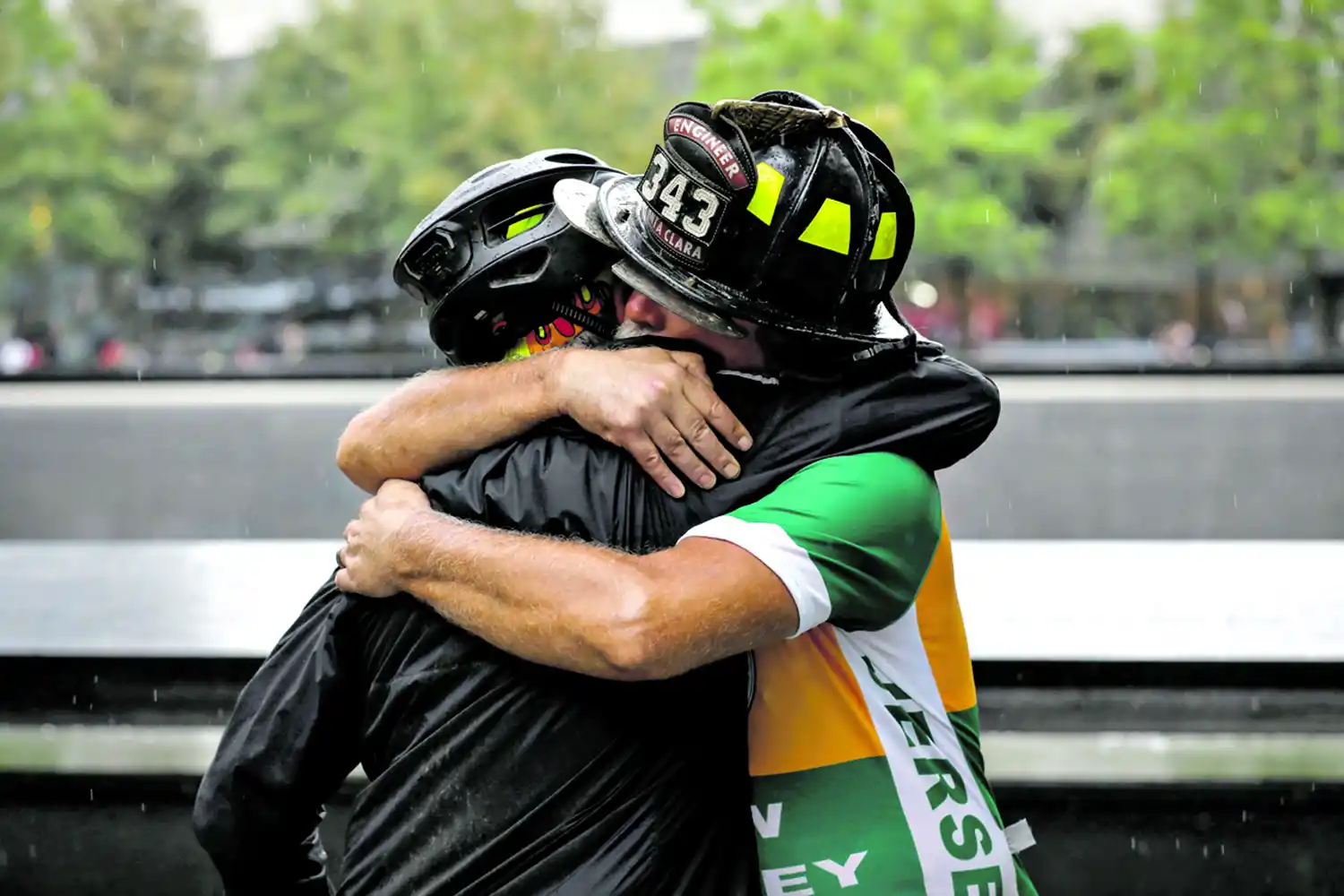 LOS HÉROES. El bombero retirado Darrell Sales, de Santa Clara, recibe abrazos al llegar al Memorial, al completar una carrera en bicicleta desde Brooklyn, para conmemorar la fecha de los atentados.