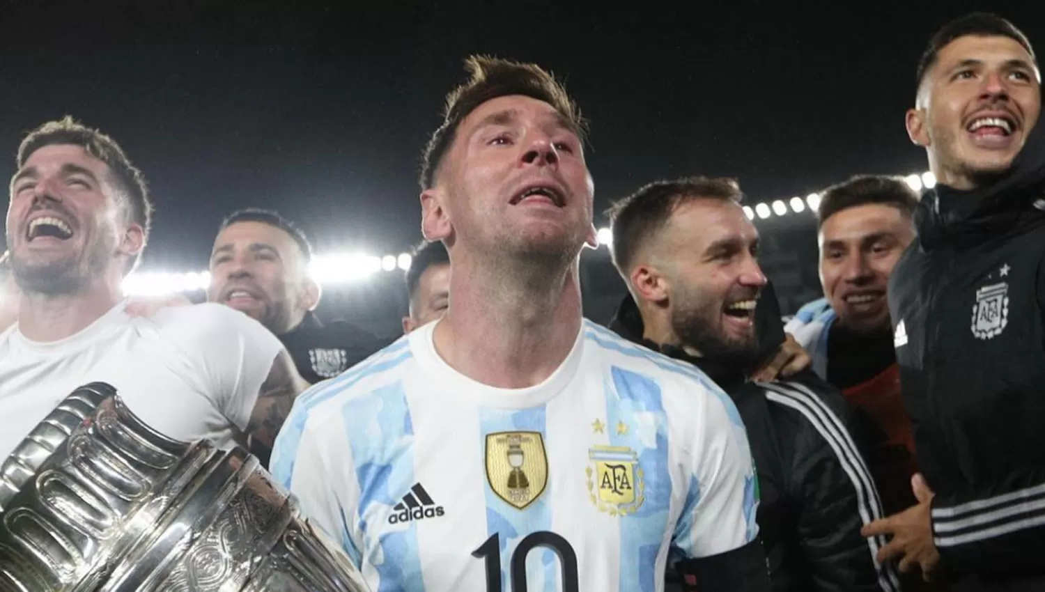 LA COPA. Messi volvió a celebrar anoche la consagración en Brasil con la Selección.
