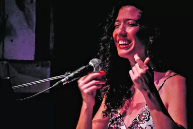 Timna Comedi en un show minimalista, como este tiempo