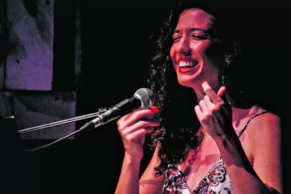 Timna Comedi en un show minimalista, como este tiempo