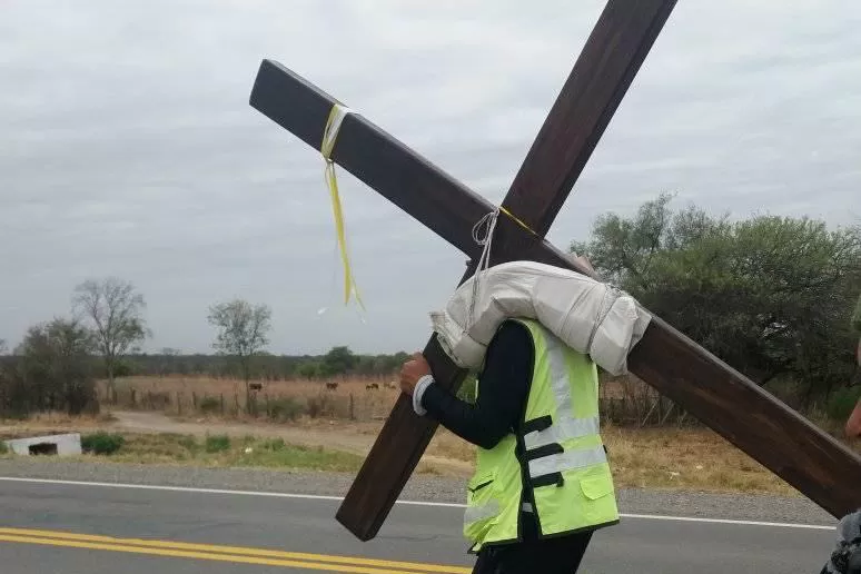 Guillermo Agüero cargando una cruz, camino a Salta. Fotos Facebook Rosario de la Frontera