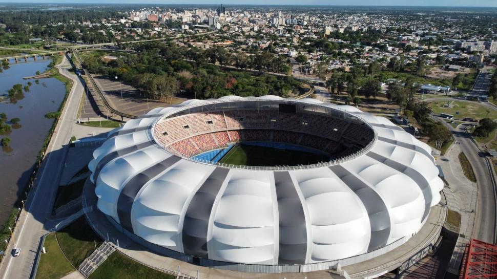 EN SANTIAGO. El moderno estadio “Madre de Ciudades” alojará el partido definitorio de la Copa Argentina.