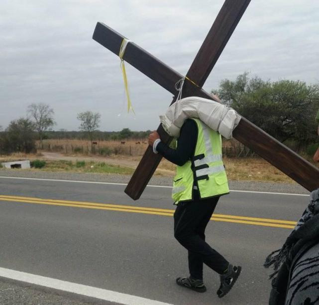 Un tucumano camina con una cruz a cuestas hacia Salta - LA GACETA Tucumán