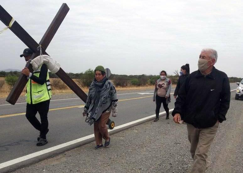 Un tucumano camina con una cruz a cuestas hacia Salta