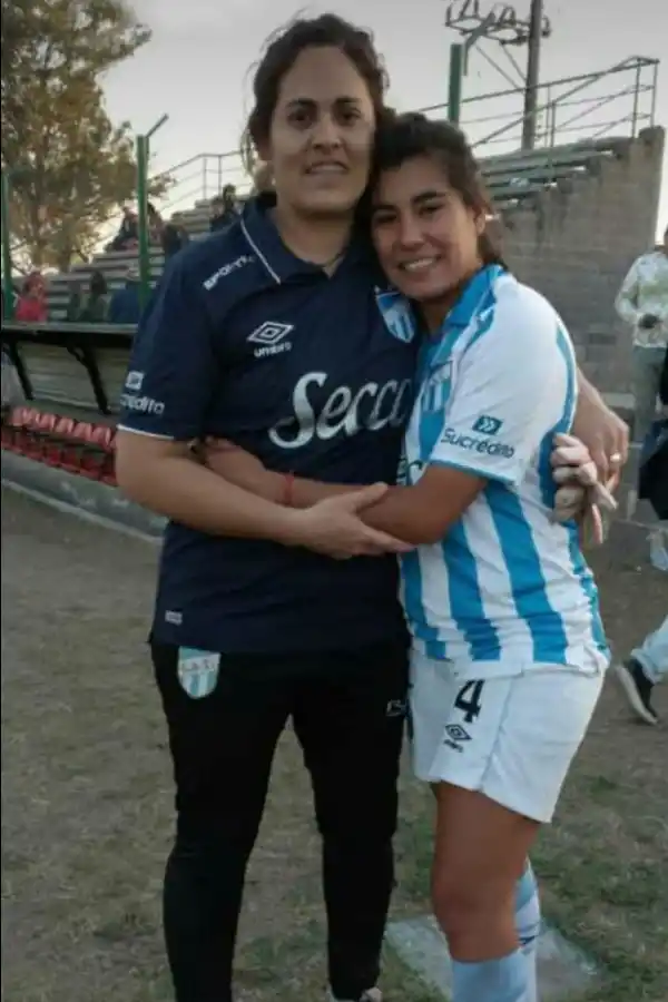 FESTEJO. Larrahona y “Meli” Coronel (4) posan luego del triunfo en San Jorge