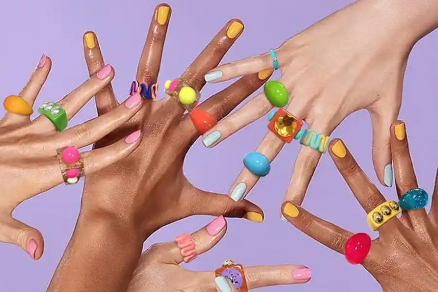 ANILLOS. Son llamativos y con cierta estética infantil.