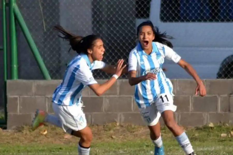 Fútbol femenino en Atlético: ellas también marcan el camino