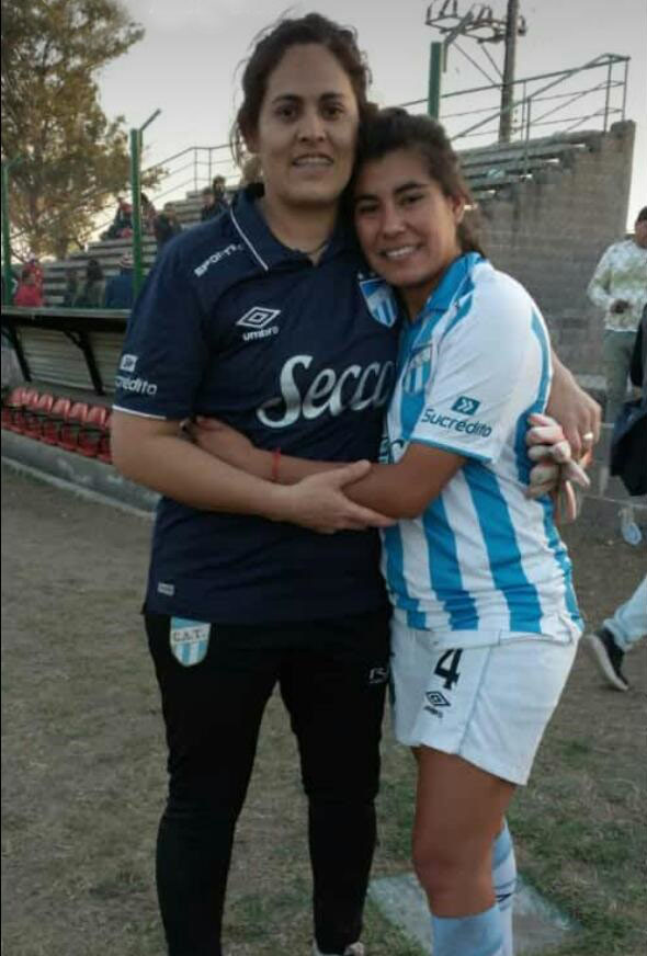 FESTEJO. Larrahona y “Meli” Coronel (4) posan luego del triunfo en San Jorge