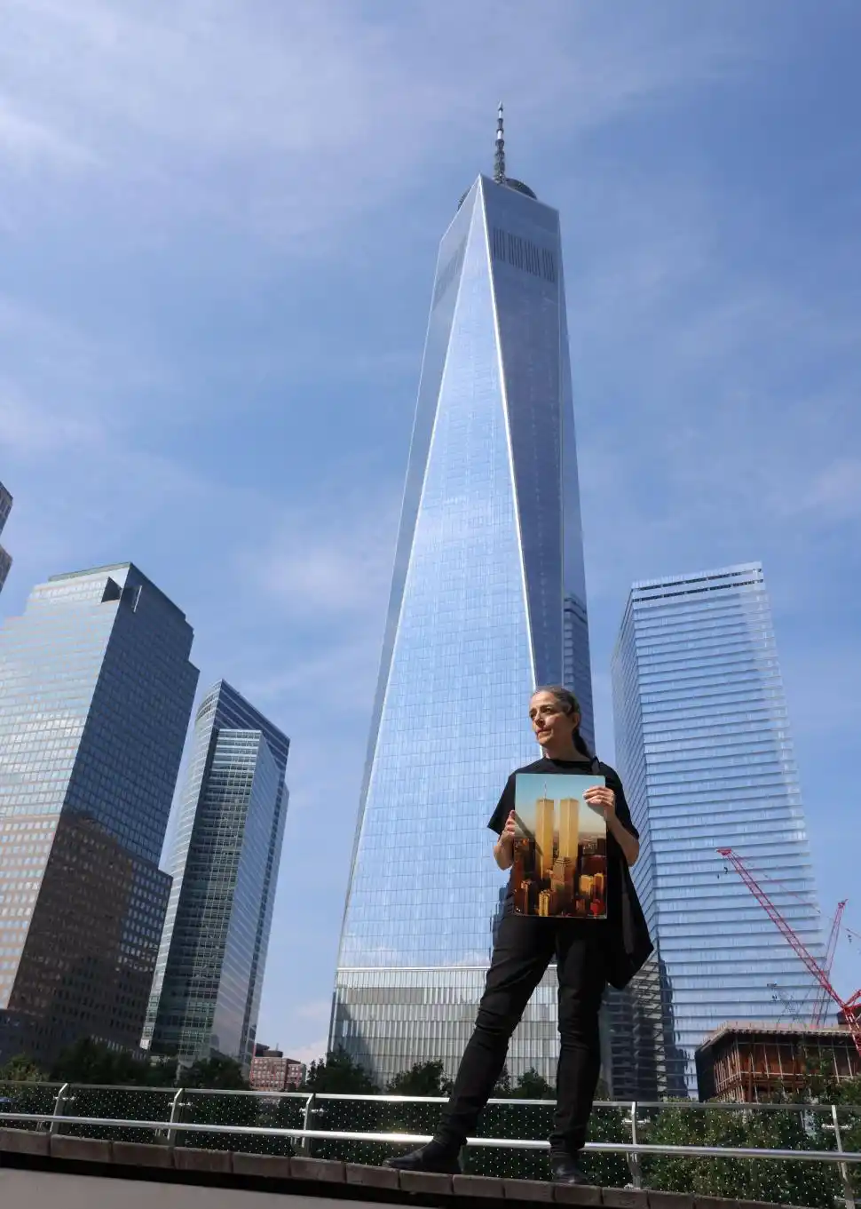 EL SITIO. Joan Mastropaolo muestra una foto de las Torres Gemelas, en el lugar donde ahora está el lugar del homenaje a los caídos. 