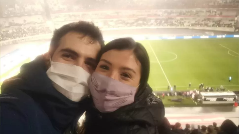 JUNTOS. Augusto Gronda y Agustina Auvieux, en el estadio de River. 
