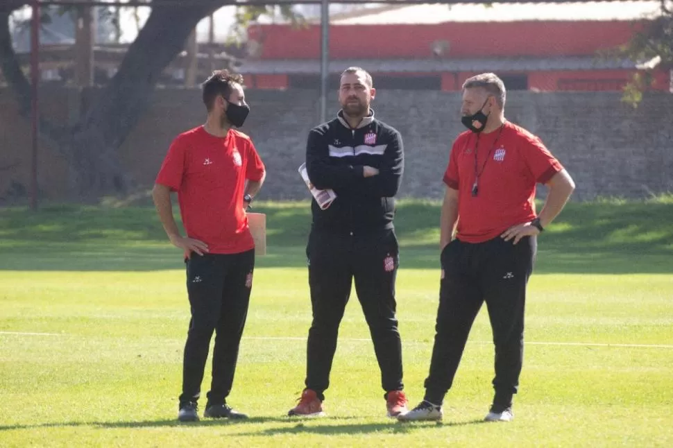 TODO CALCULADO. Saja, De Muner y Ribolzi dialogan durante el alto de una práctica. El cuerpo técnico considera que los días en Las Termas pueden resultar claves. 