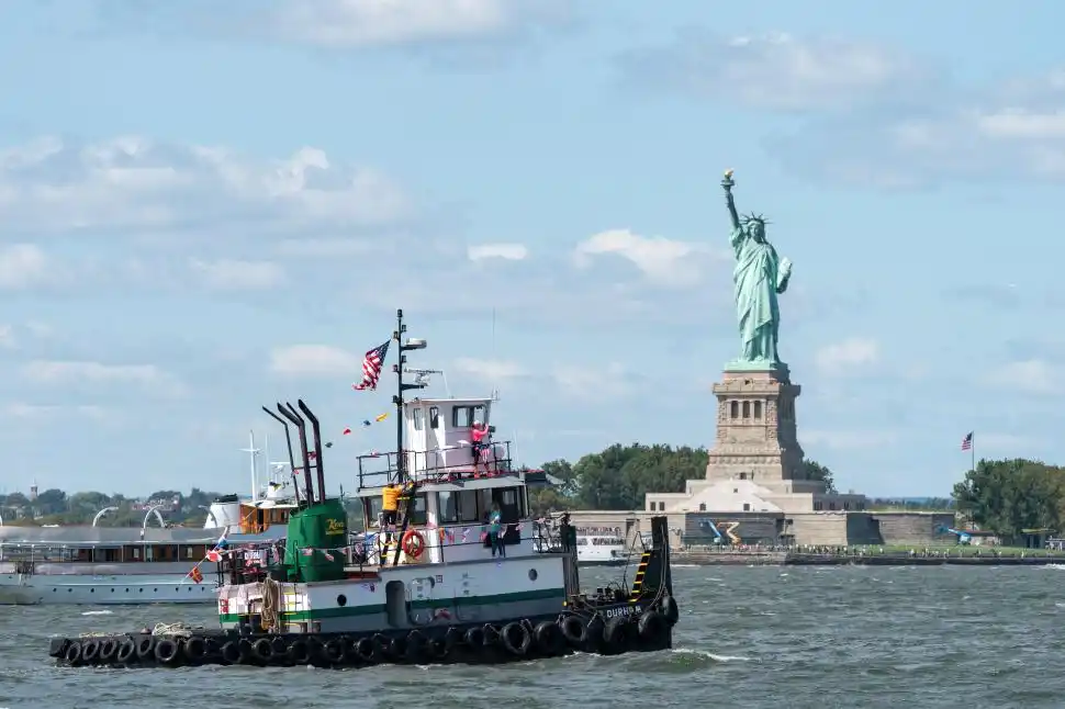 DESDE EL AGUA. Un bote rodea la Estatua de la Libertad durante homenaje desde el río Hudson, a 20 años de los atentados que destruyeron parte de la ciudad de Manhattan. 