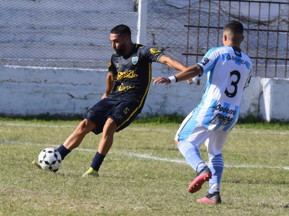 PARIDAD. Cisneros, de Villa Mitre, despeja ante la marca de un rival “decano”. Foto: Gentileza Jorge Ledezma de Pucat