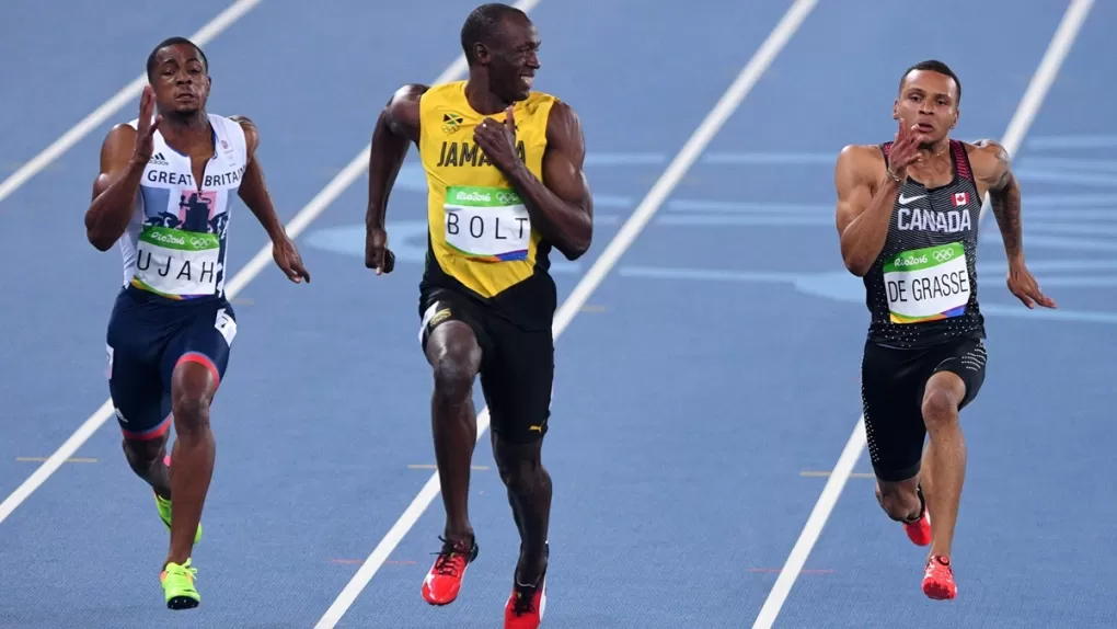 ARRIBA BOLT, ABAJO JOHNSON. Los dos miran a sus seguidores de lejos, el jamaiquino sonríe: su esfuerzo fue legal: 9,59 los 100 metros. El canadiense -9,79 en Seúl- usó drogas. 