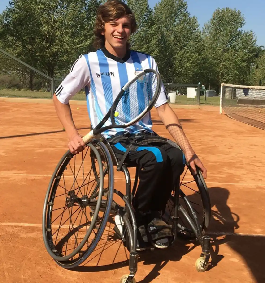EN LA PIEL. No sólo practica sus golpes: “Benja” también prueba cómo luce la “celeste y blanca” en él.
