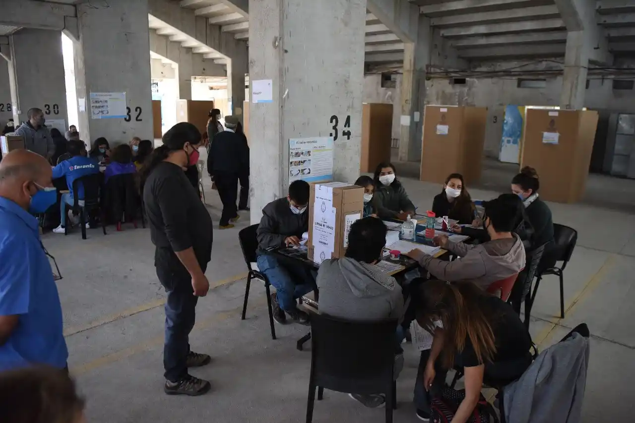 En el CAT, sobre salen por detrás los cuartos oscuros de cartón en el CAT. IMAGEN ANALIA JARAMILLO/ LA GACETA.