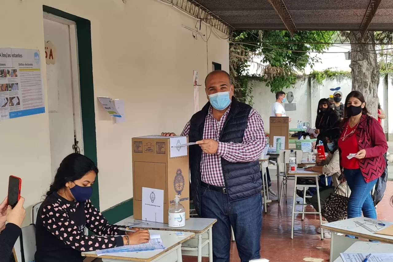 ELECCIONES PASO 2021. El gobernador, Juan Manzur, emitió su voto en el colegio San Javier de Yerba Buena.