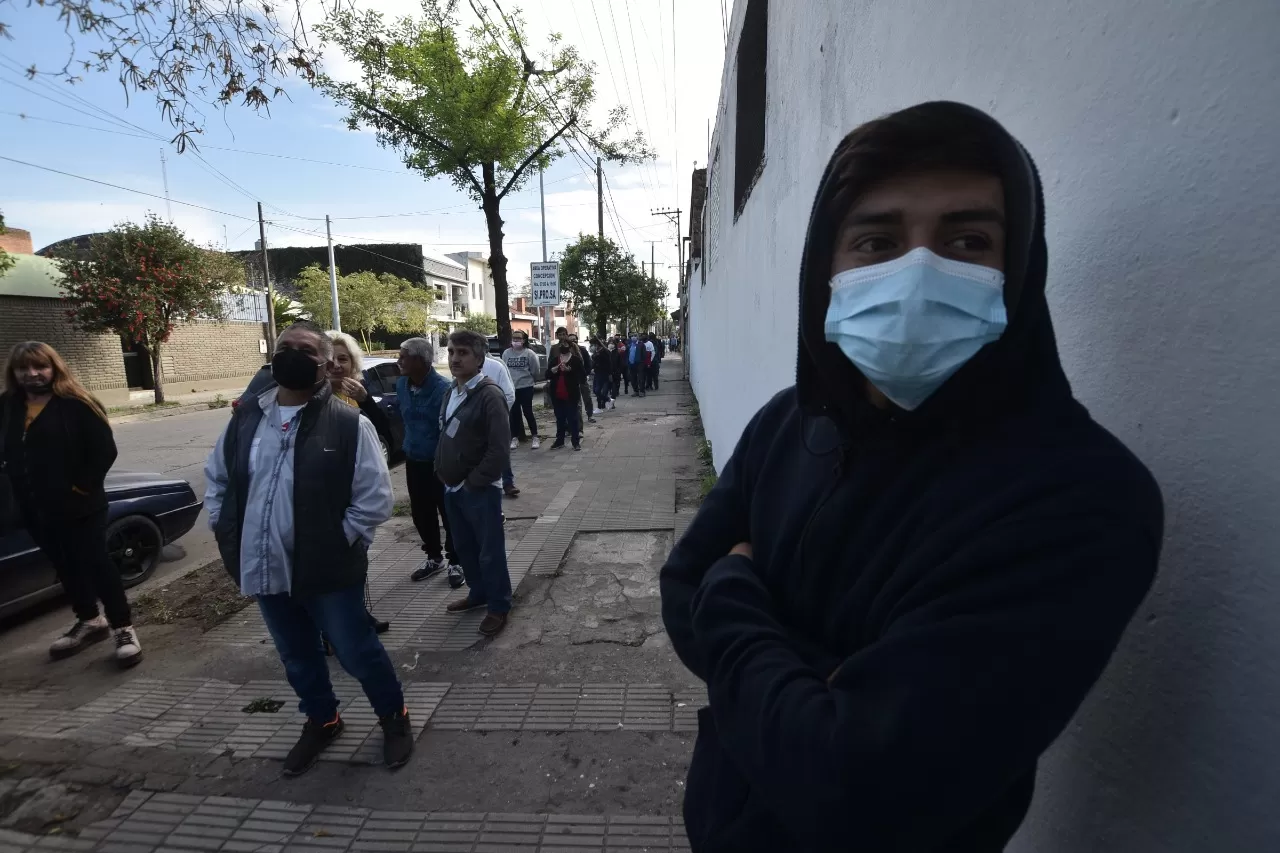 Larga espera para votar en Tucumán.