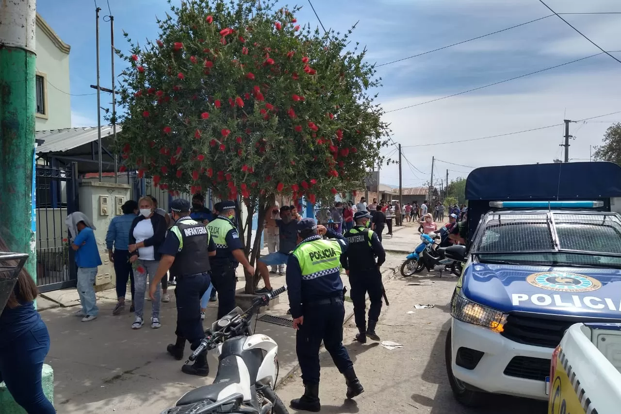 OPERATIVO. En Lules, la Policía fue a constatar una denuncia por supuesta compra de votos. Foto: Gentileza Policía de Tucumán