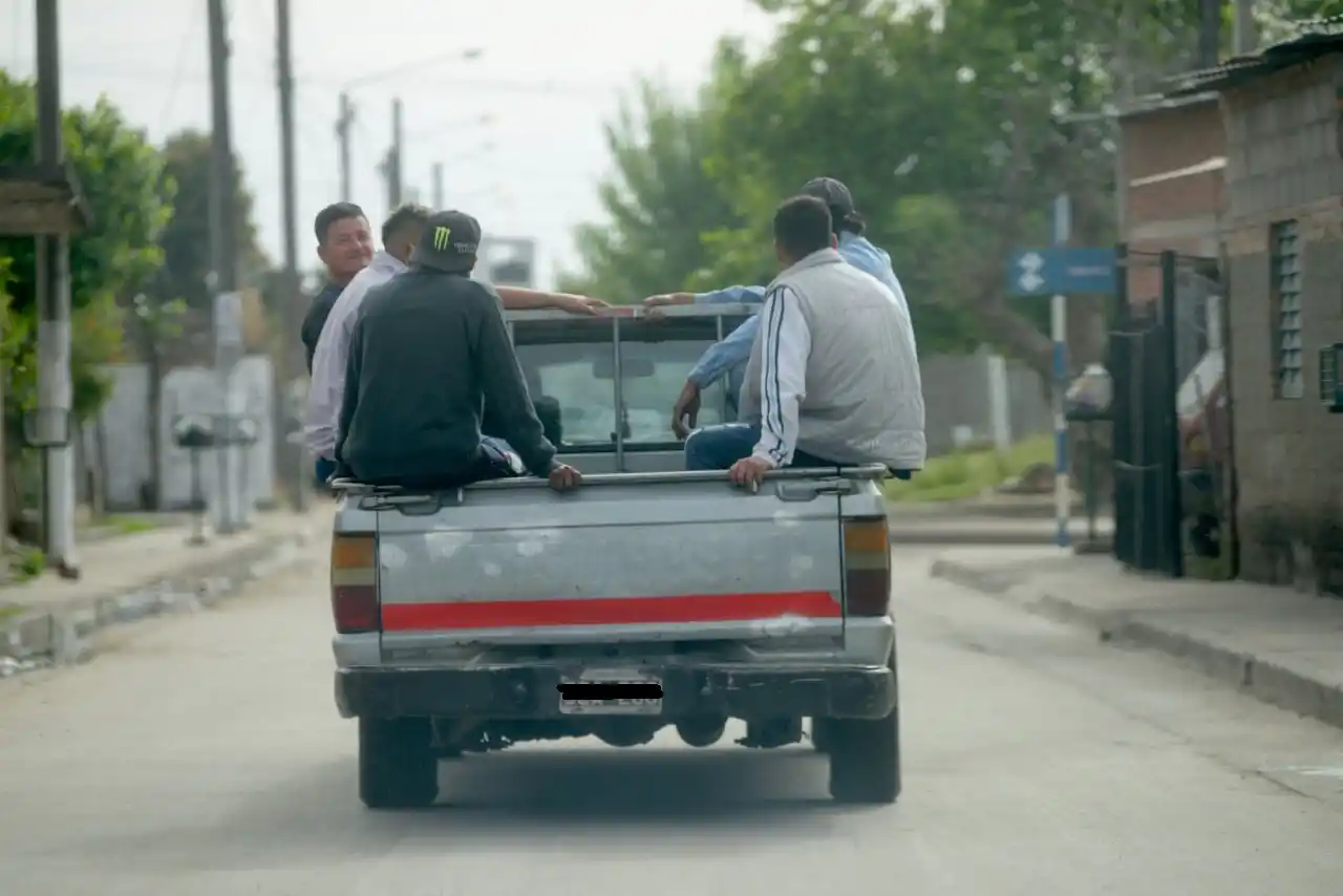 Autos y camionetas iban y venían llevando gente a votar. 