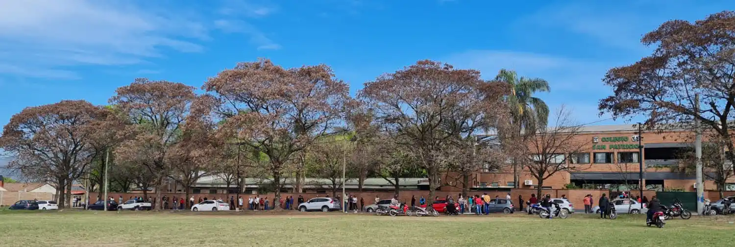 EN YERBA BUENA. Las demoras se repitieron en el ingreso de los votantes al Colegio San Patricio.