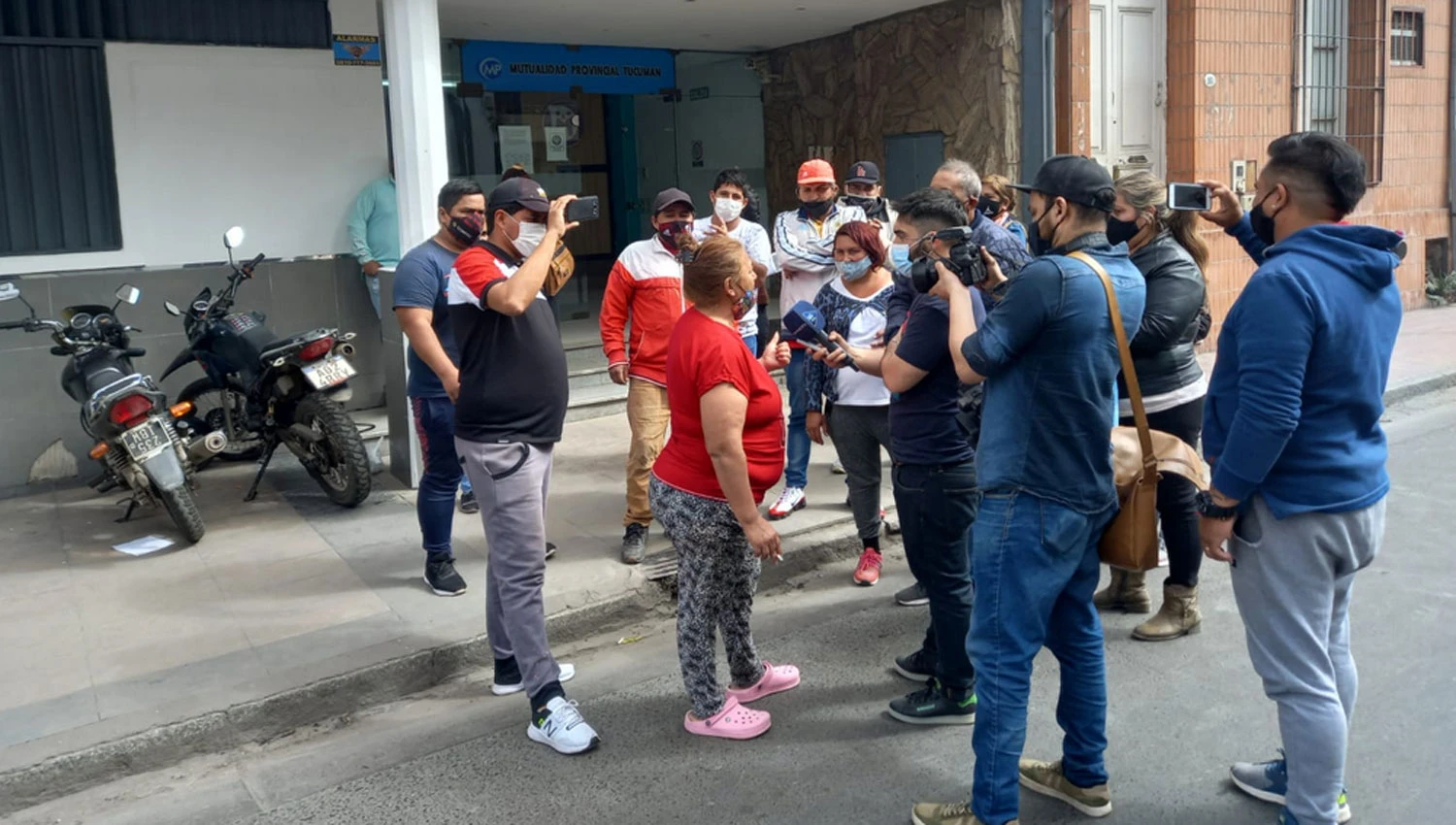 EN LA CALLE. Los militantes reclaman en la puerta de la Mutualidad el pago de los supuestos fondos prometidos para la campaña.