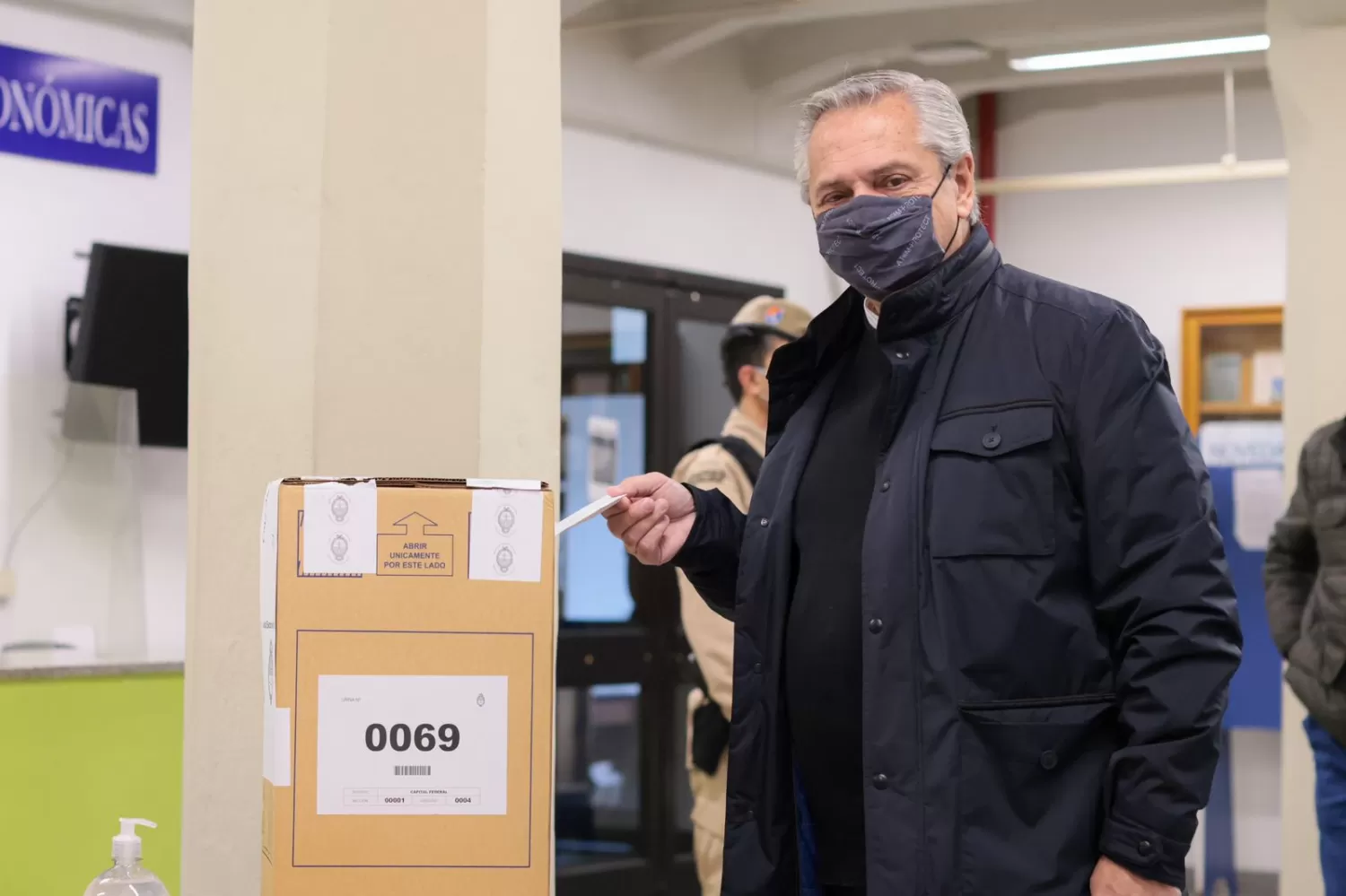 Votos de Fernández y Macri: las fajas de seguridad de las urnas estaban cortadas 