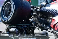 Video: el toque entre Verstappen y Hamilton casi terminó en una tragedia
