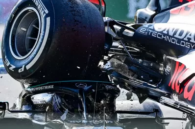 Video: el toque entre Verstappen y Hamilton casi terminó en una tragedia