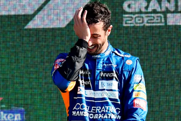Ricciardo aprovechó el choque entre Hamilton y Verstappen y ganó en Monza