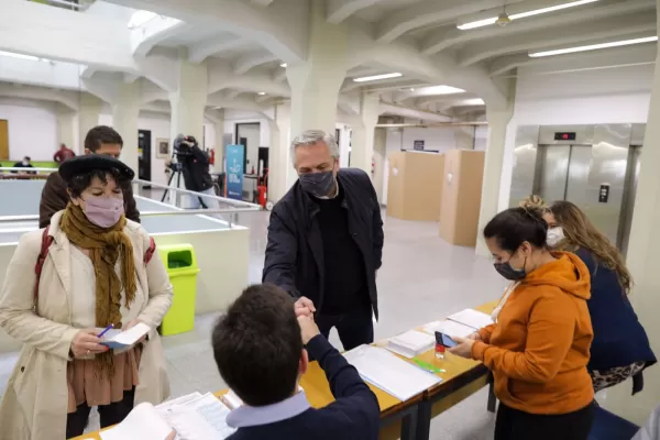 El Presidente emitió su voto para las PASO en la sede de la UCA