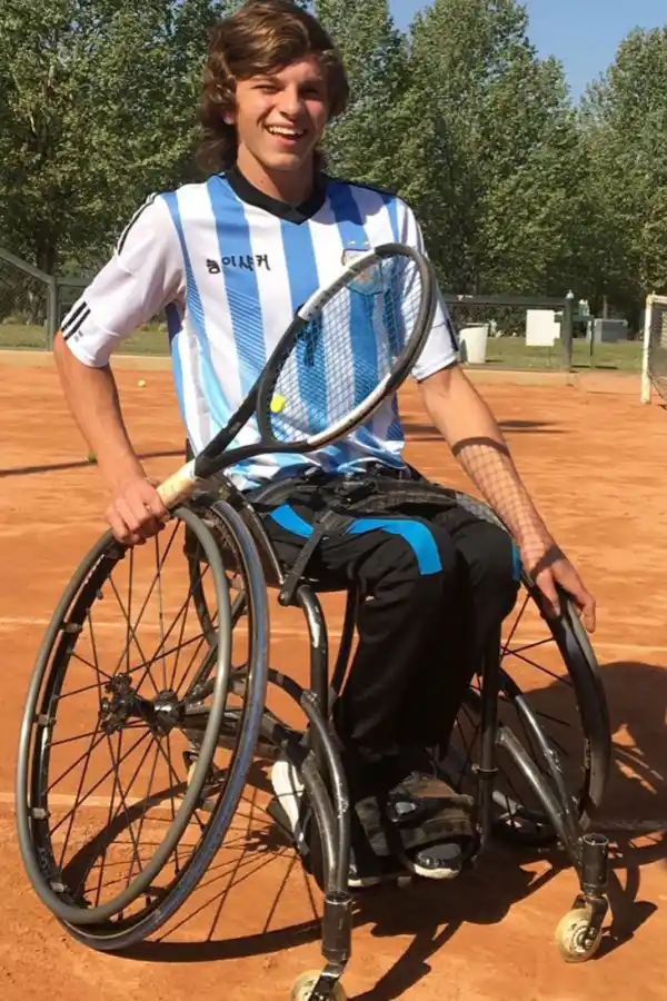 EN LA PIEL. No sólo practica sus golpes: “Benja” también prueba cómo luce la “celeste y blanca” en él.