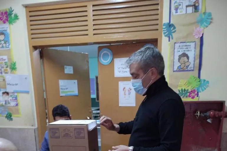 ELECCIONES 2021. José Cano emitió su voto en la escuela Nueva Esperanza.