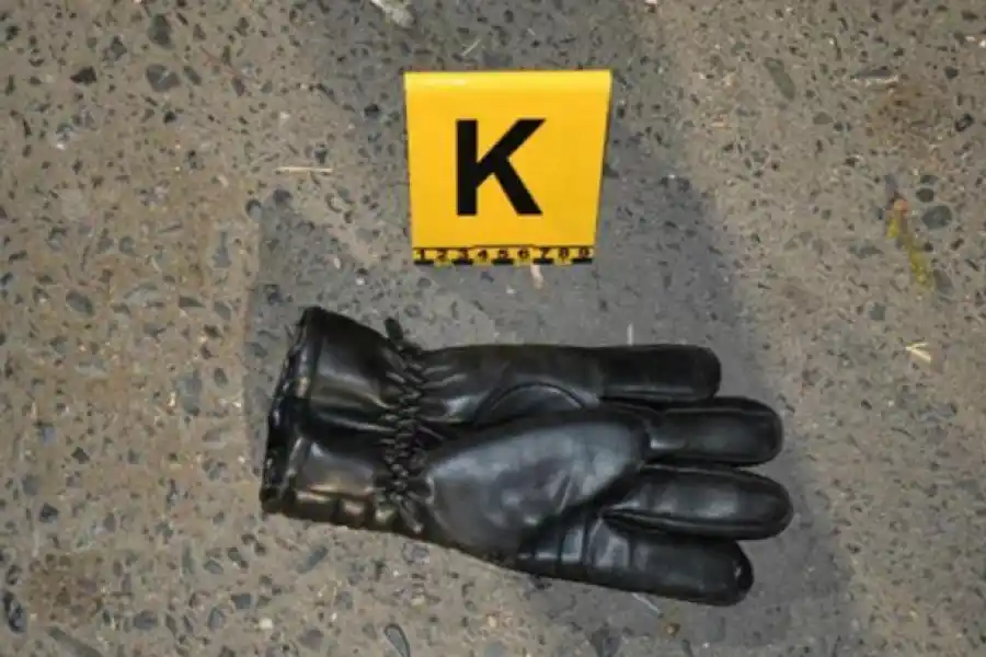 PRUEBA. El guante que fue clave en la investigación del caso.