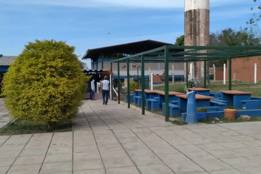 AL PIE DEL CERRO. En la escuela Petrona Campero de Adami, debido a sus grandes dimensiones, los electores ingresaron con comodidad. LA GACETA