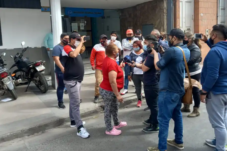 EN LA CALLE. Los militantes reclaman en la puerta de la Mutualidad el pago de los supuestos fondos prometidos para la campaña.