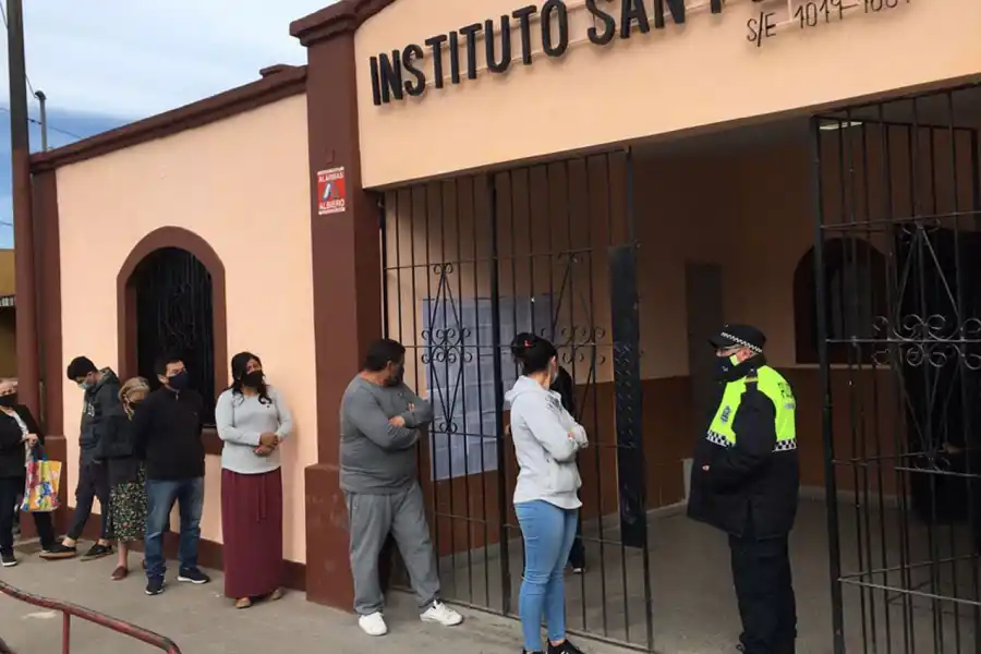 EN LAS TALITAS. Las filas también fueron constantes durante las primeras horas en el Instituto San Pedro de Las Talitas.