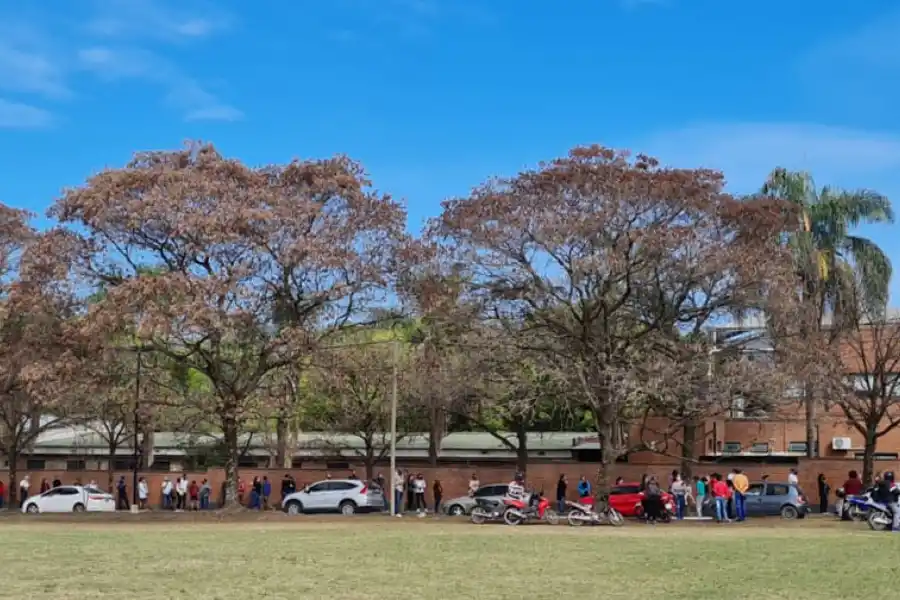 EN YERBA BUENA. Las demoras se repitieron en el ingreso de los votantes al Colegio San Patricio.