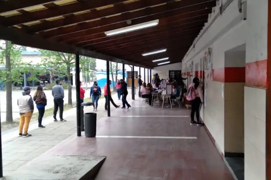 SAN JOSE. La escuela estatal Justiniano Frías Silva, donde más aglomeraciones hubo. LA GACETA