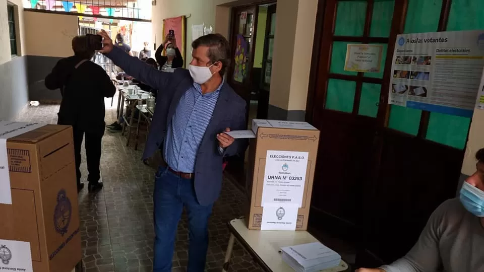 Campero emite su voto. FOTO TOMADA DE FACEBOOK.