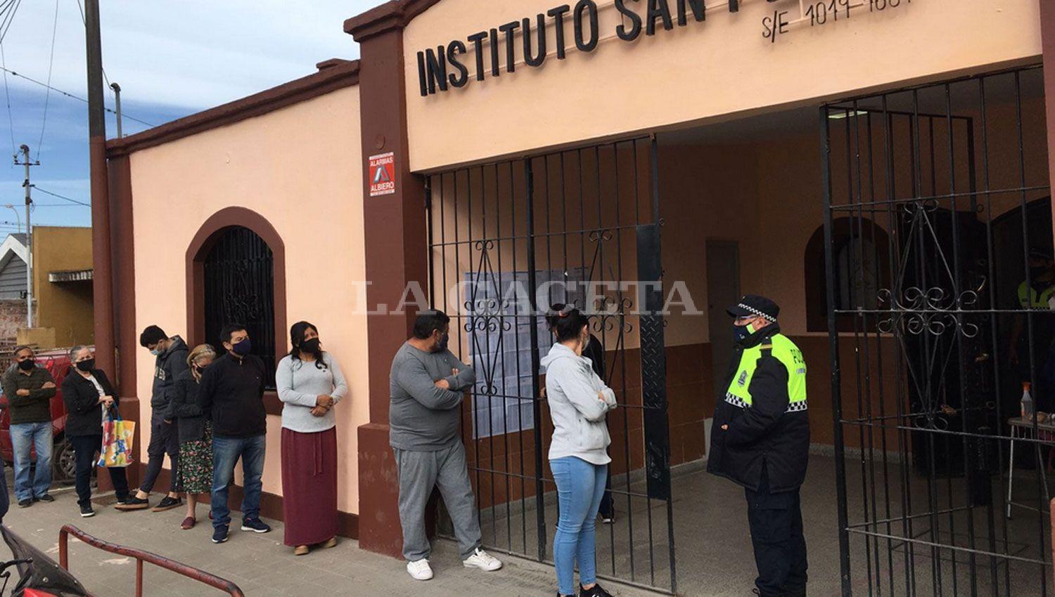 EN LAS TALITAS. Las filas también fueron constantes durante las primeras horas en el Instituto San Pedro de Las Talitas.